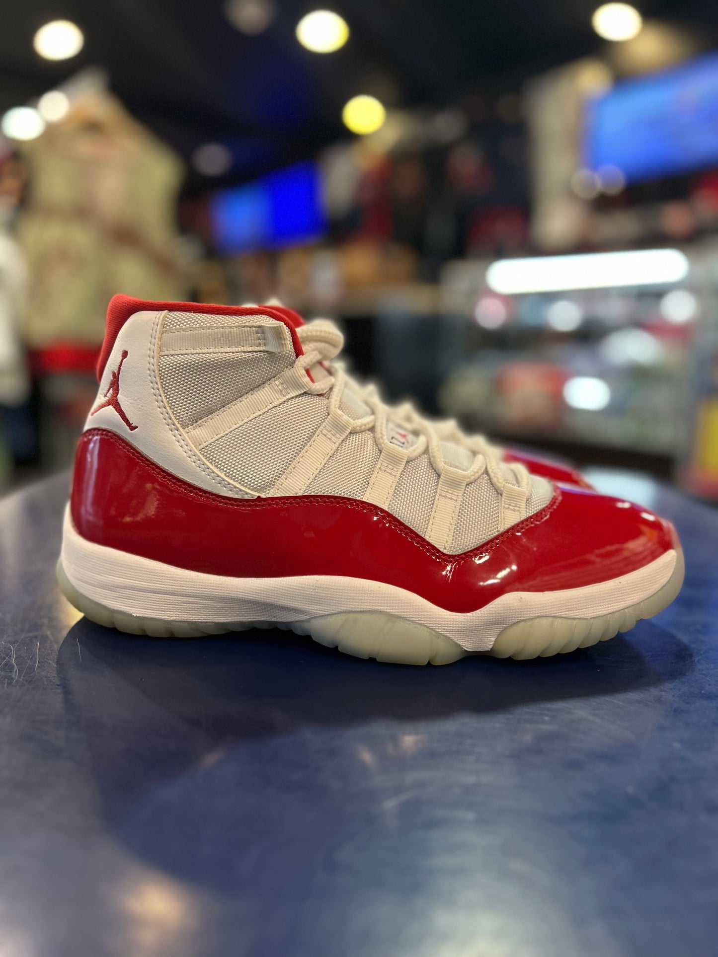 Air Jordan 11 Retro Cherry size 10.5 Men Shoes