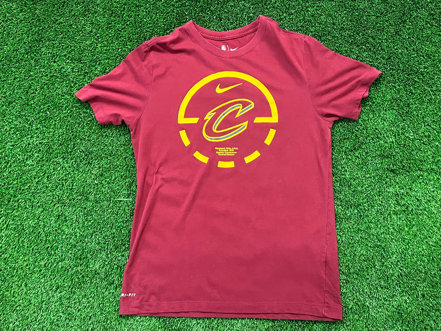 Men’s Nike Cavs Basketball Tee Size M