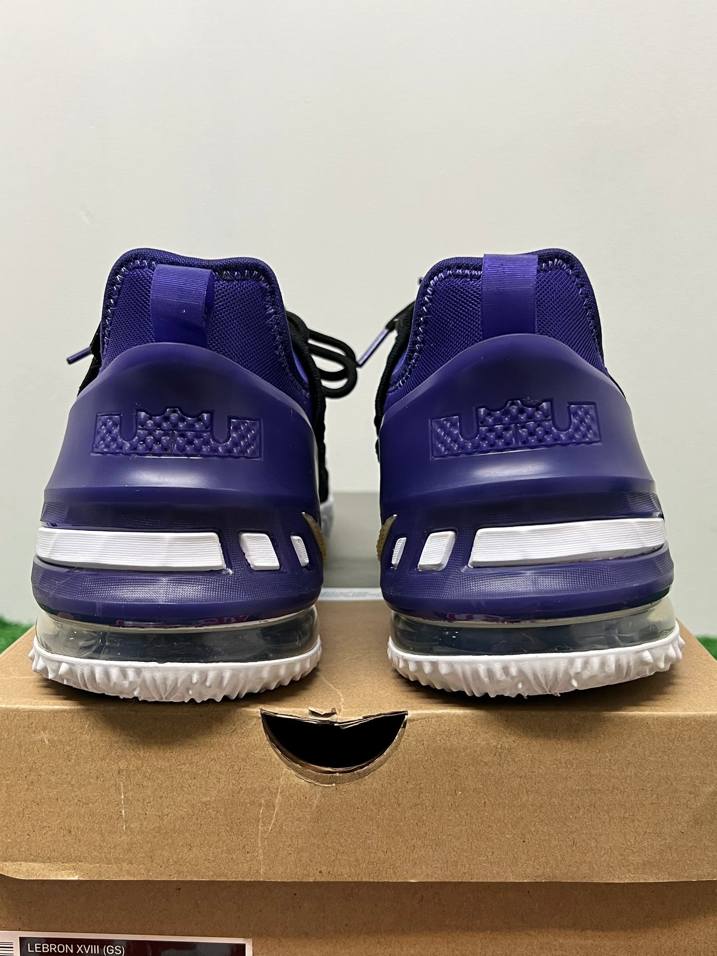 Gradeschool LeBron 18 Lakers Size 6.5y