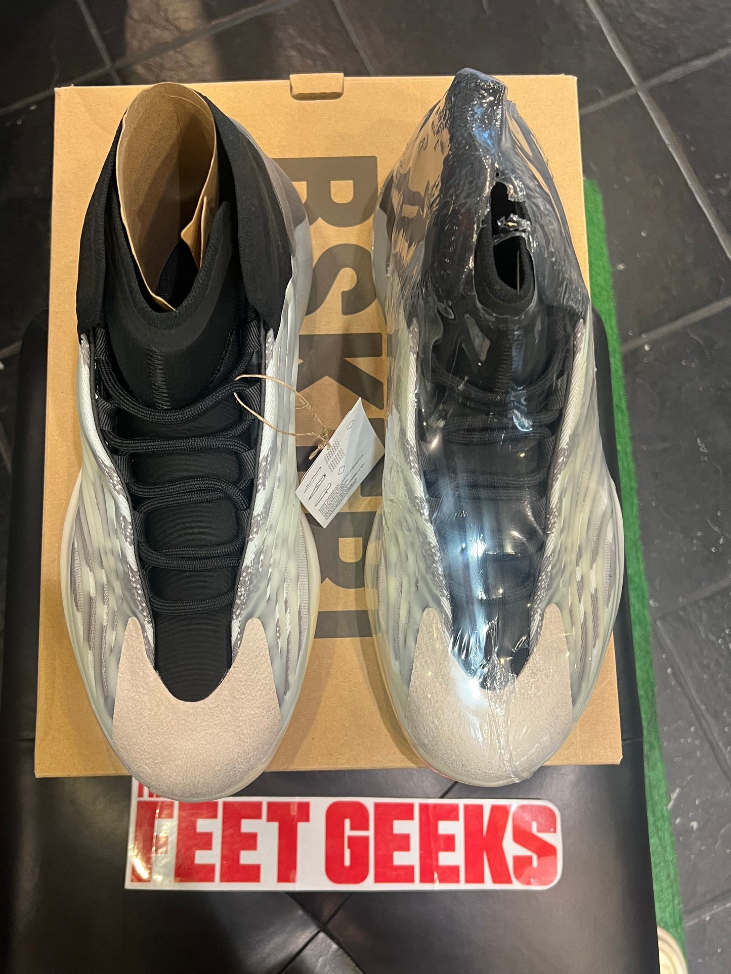 Men’s Adidas Yeezy Basketball Quantum men shoes new with box