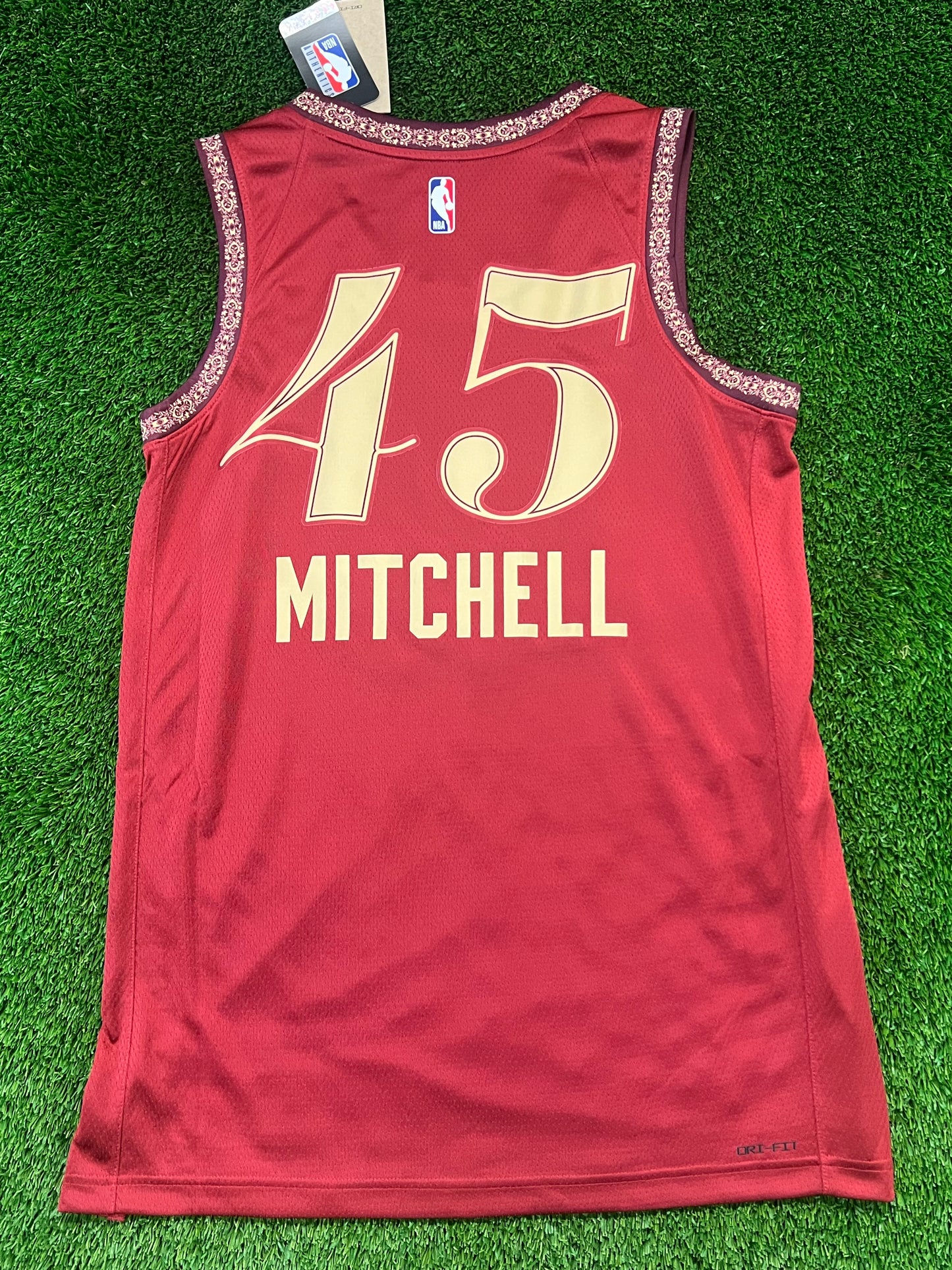Men’s Cavaliers Donovan Mitchell Jersey Size Large