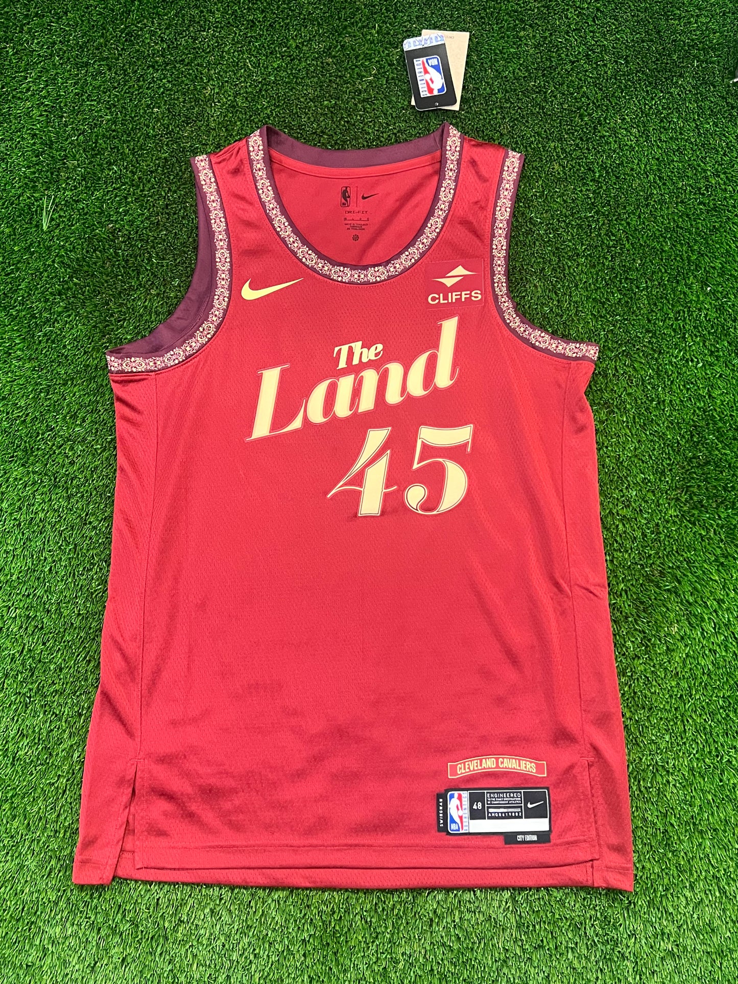 Men’s Cavaliers Donovan Mitchell Jersey Size Large