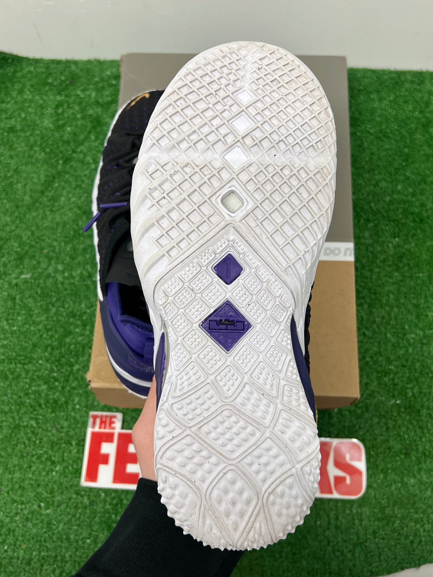 Gradeschool LeBron 18 Lakers Size 6.5y