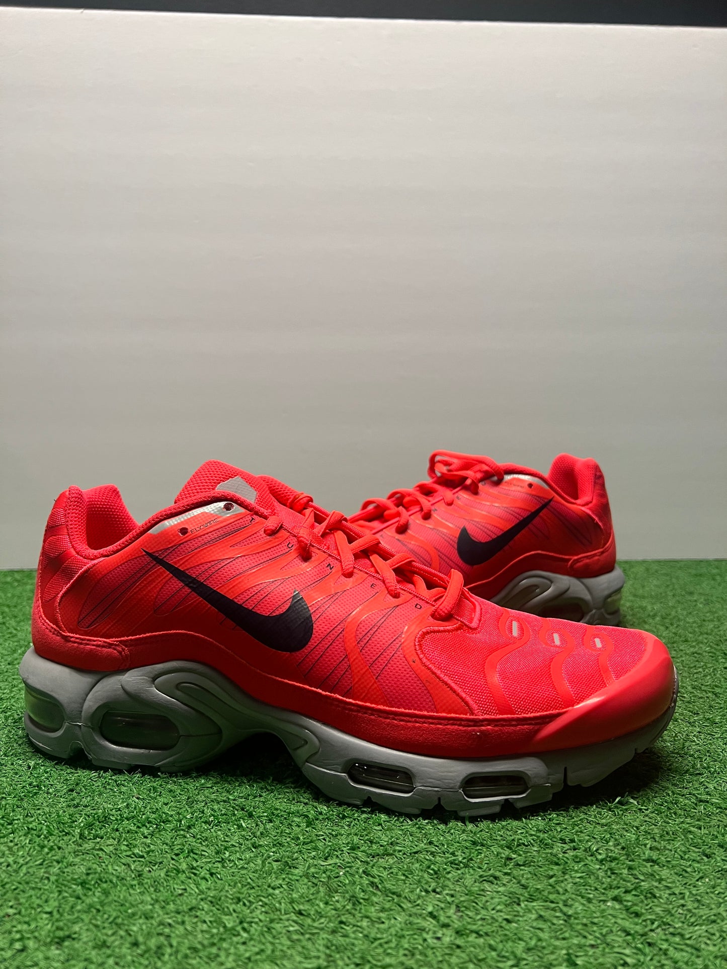 Men’s Nike Air Max Plus Solar Red Size 9.5