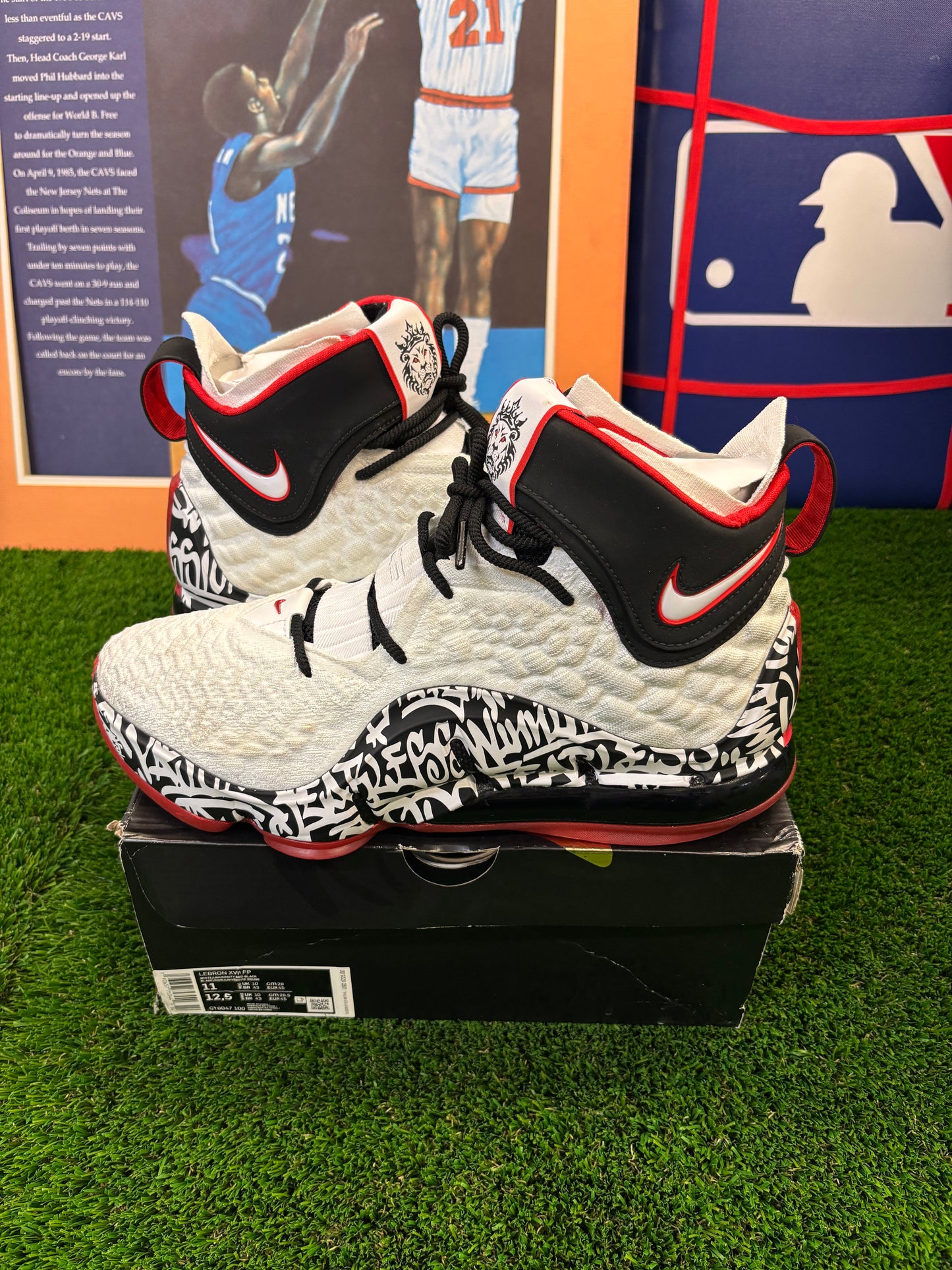 Nike LeBron 17 Graffiti Size 11 Mens Shoes $220