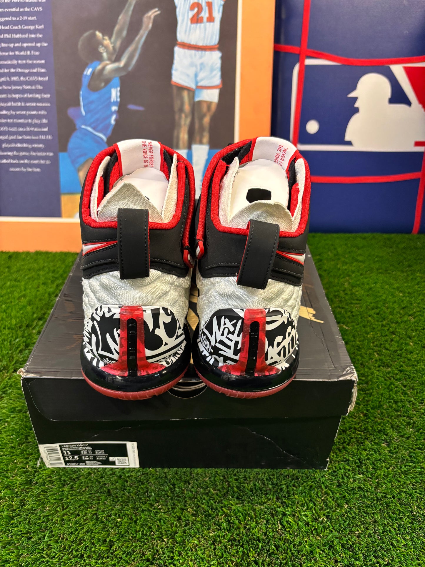 Nike LeBron 17 Graffiti Size 11 Mens Shoes $220