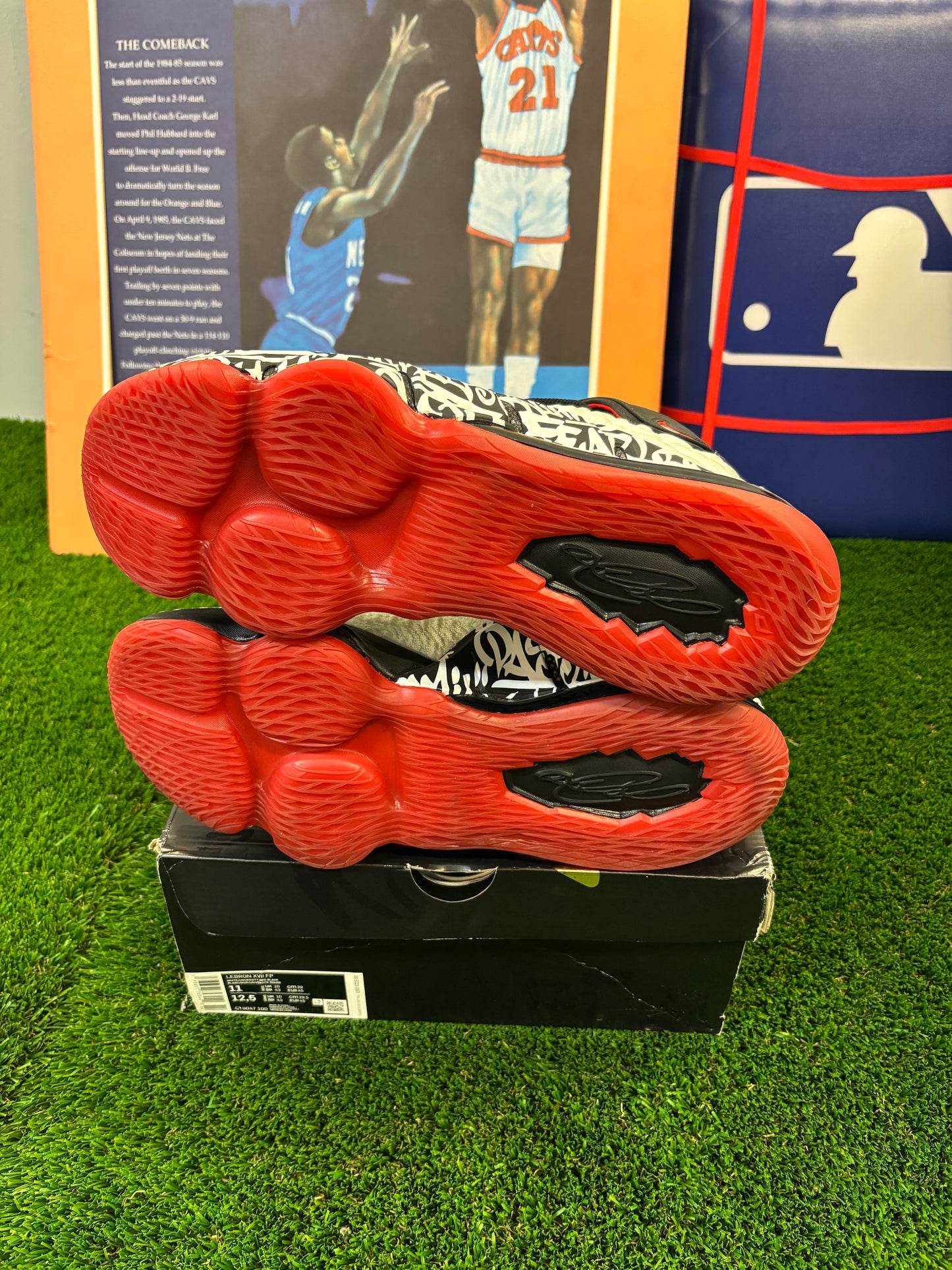 Nike LeBron 17 Graffiti Size 11 Mens Shoes $220