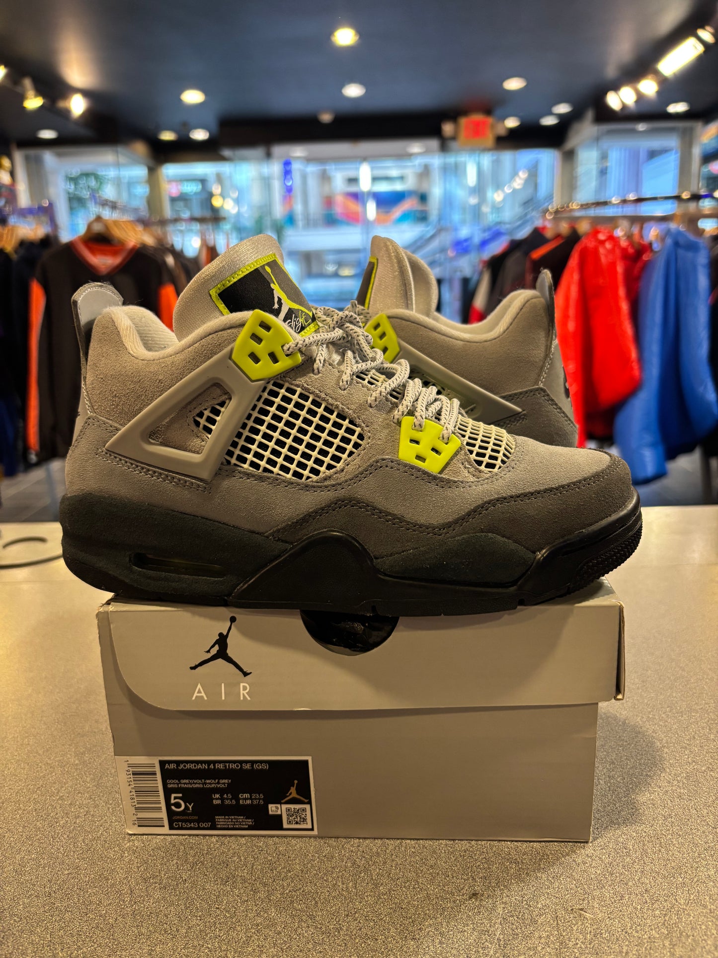 Air Jordan 4 Neon 95 Size 5Y $150
