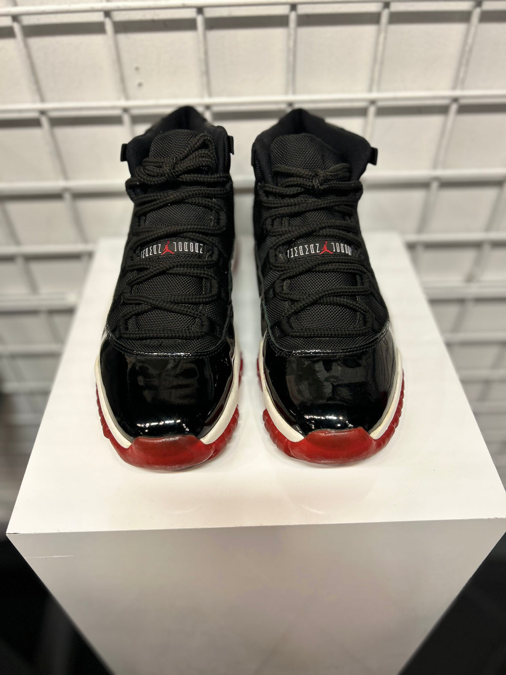 Air Jordan 11 Retro Bred 2001 Size 10 Men’s Shoes