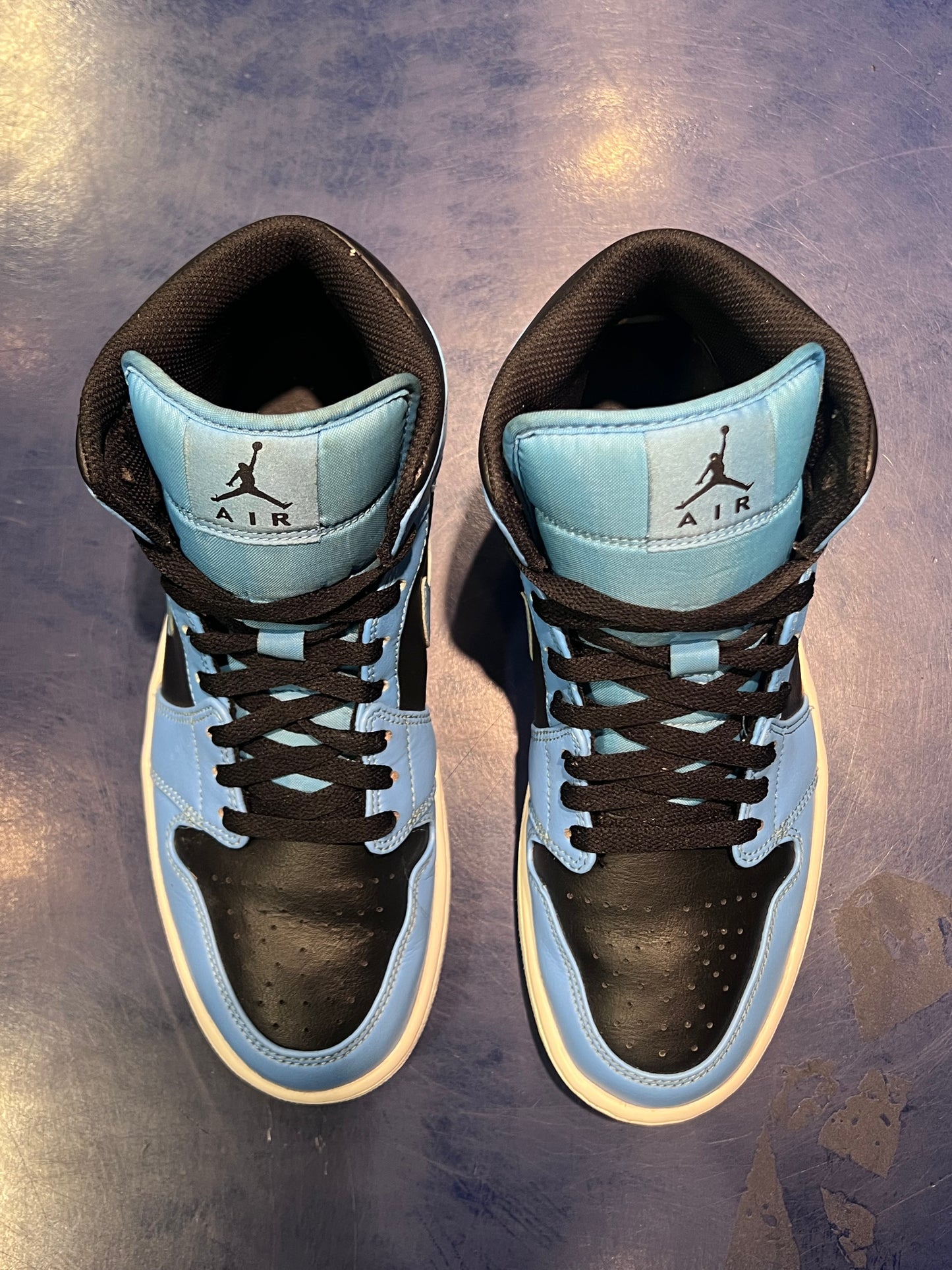 Men’s Air Jordan 1 Mid UNC Size 9
