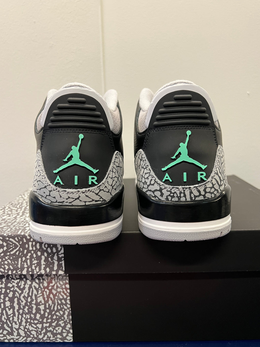 Men’s Air Jordan 3 Green Glow Size 11.5