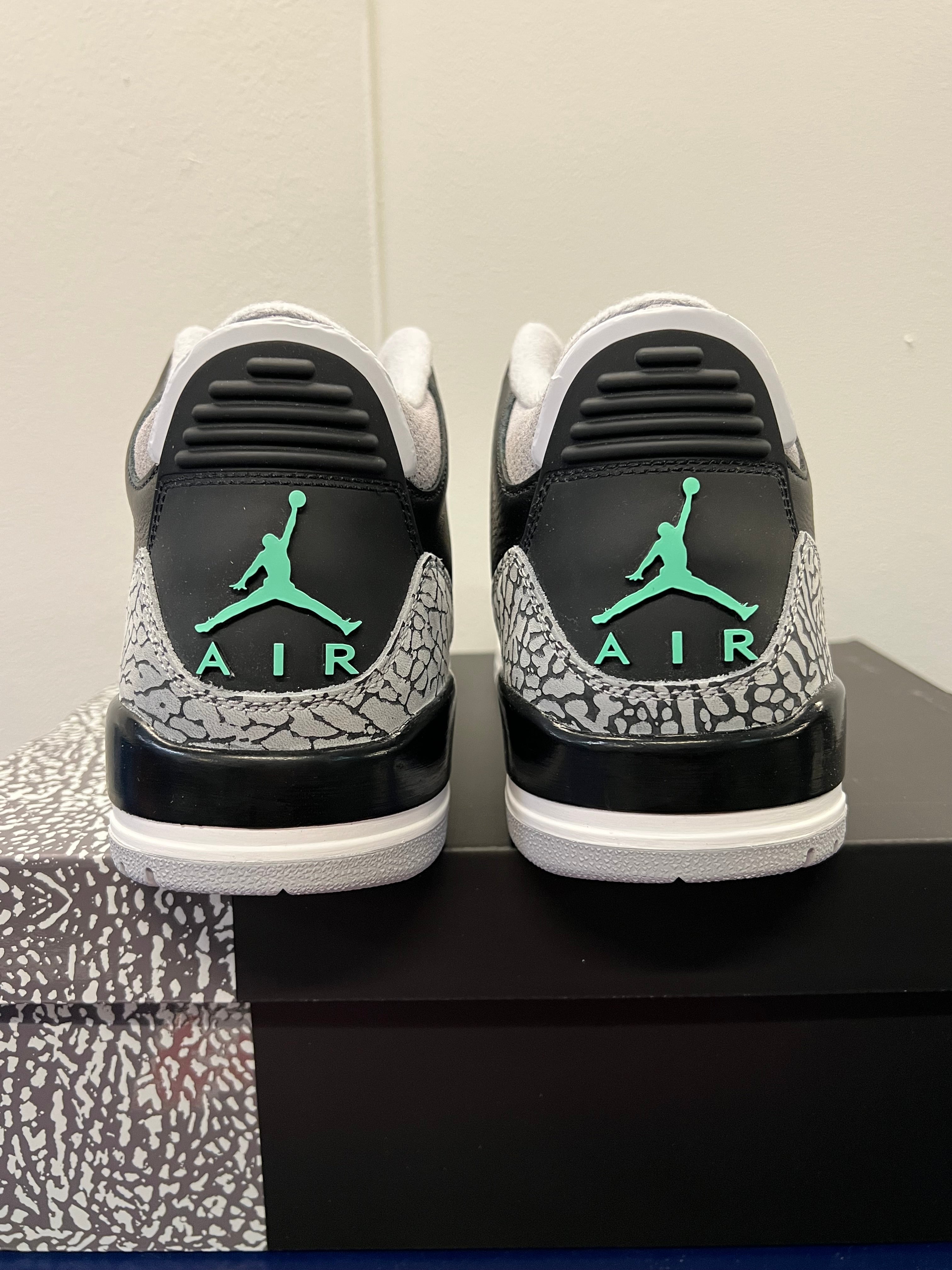 Men’s Air Jordan 3 Green Glow Size 11.5