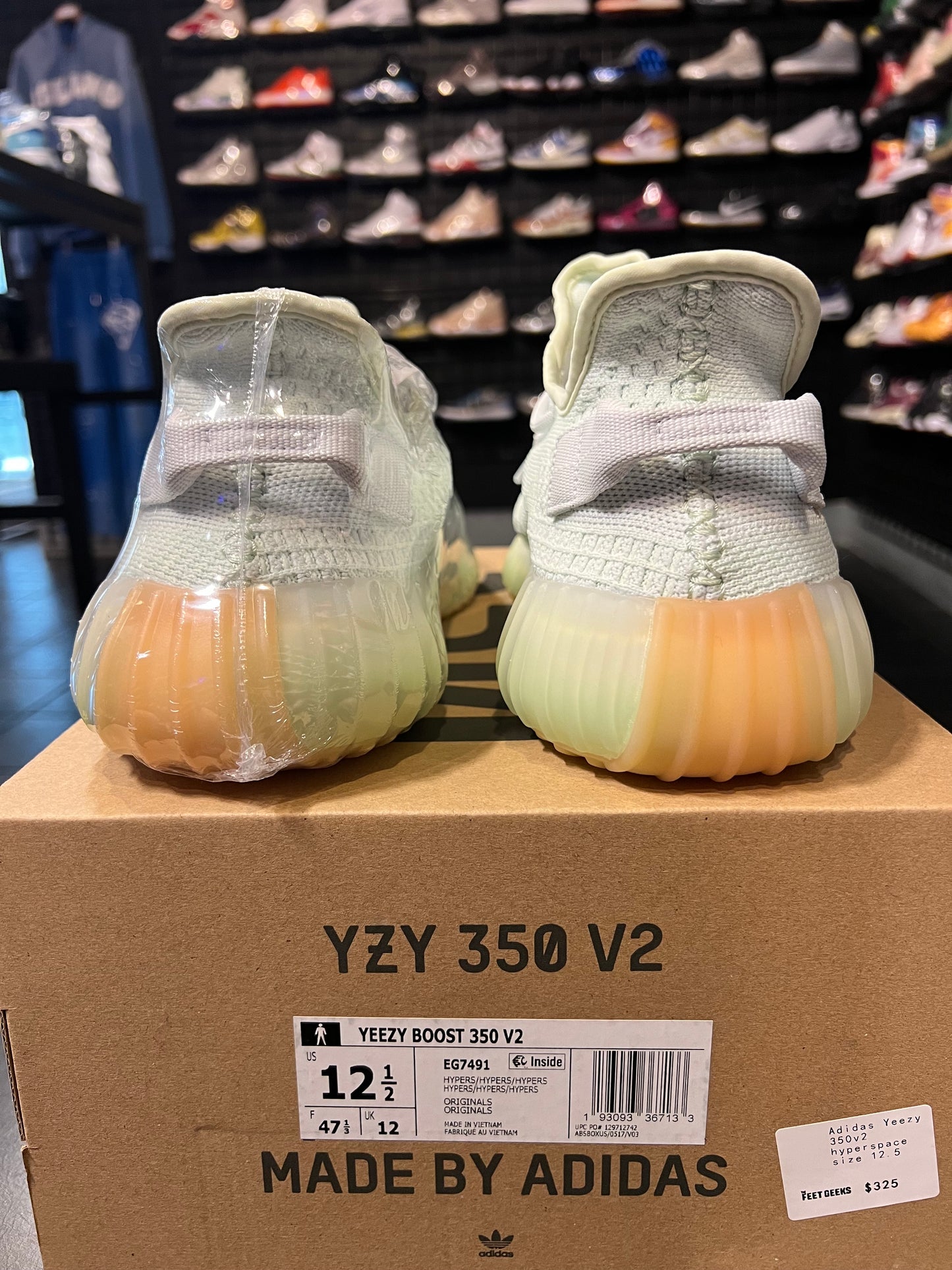 Men’s Yeezy 350v2 Hyperspace Brand New