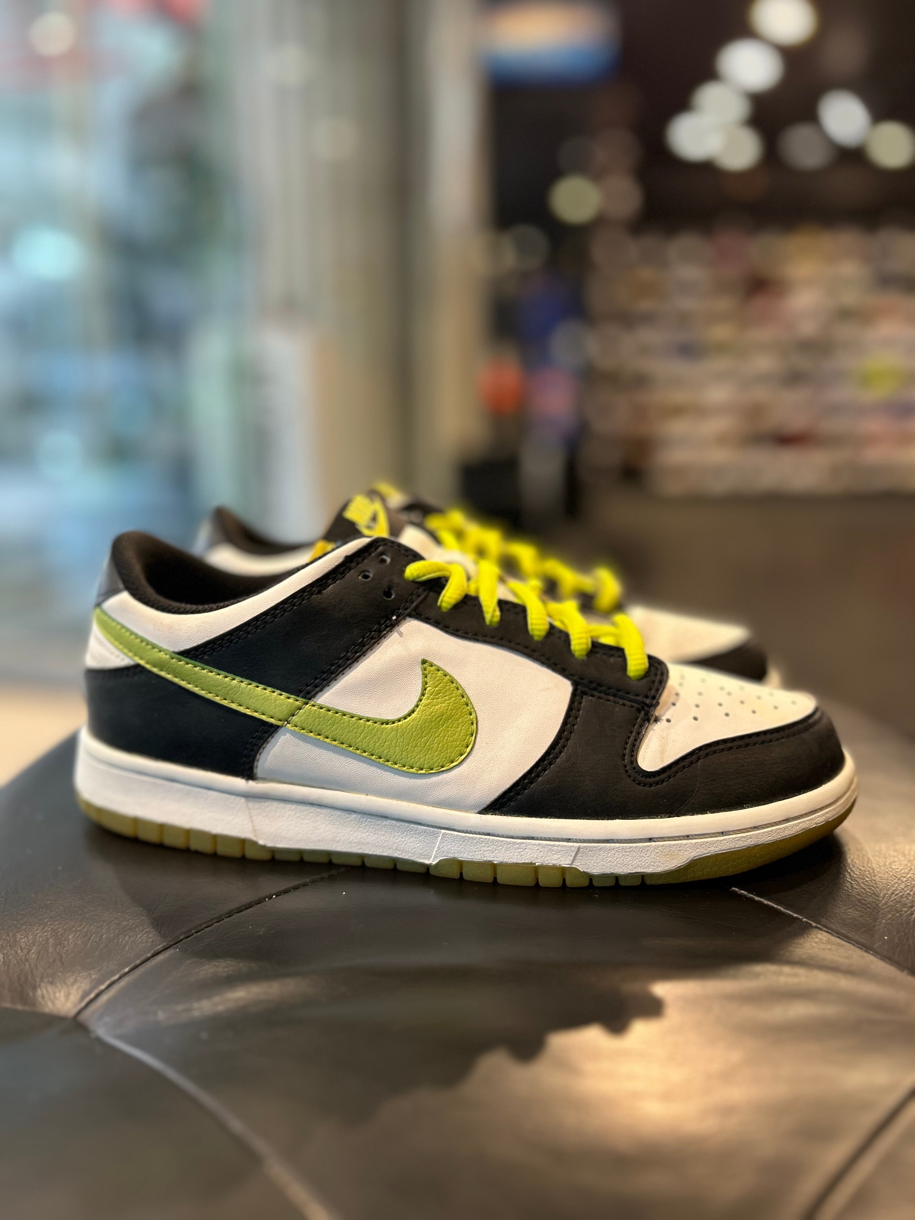 2008 Nike Dunk Low Glow in the Dark size 6.5y Boys Grade School Shoes