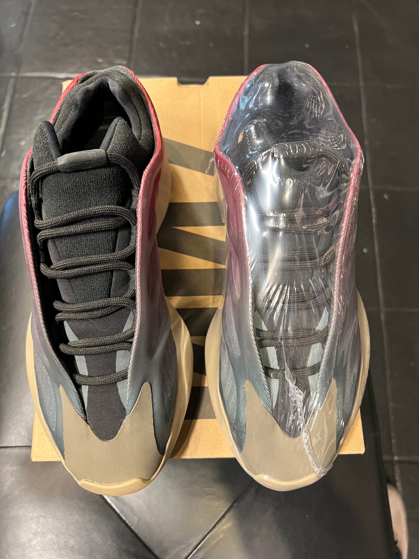 Men’s Yeezy 700 Faded Carbon Brand New