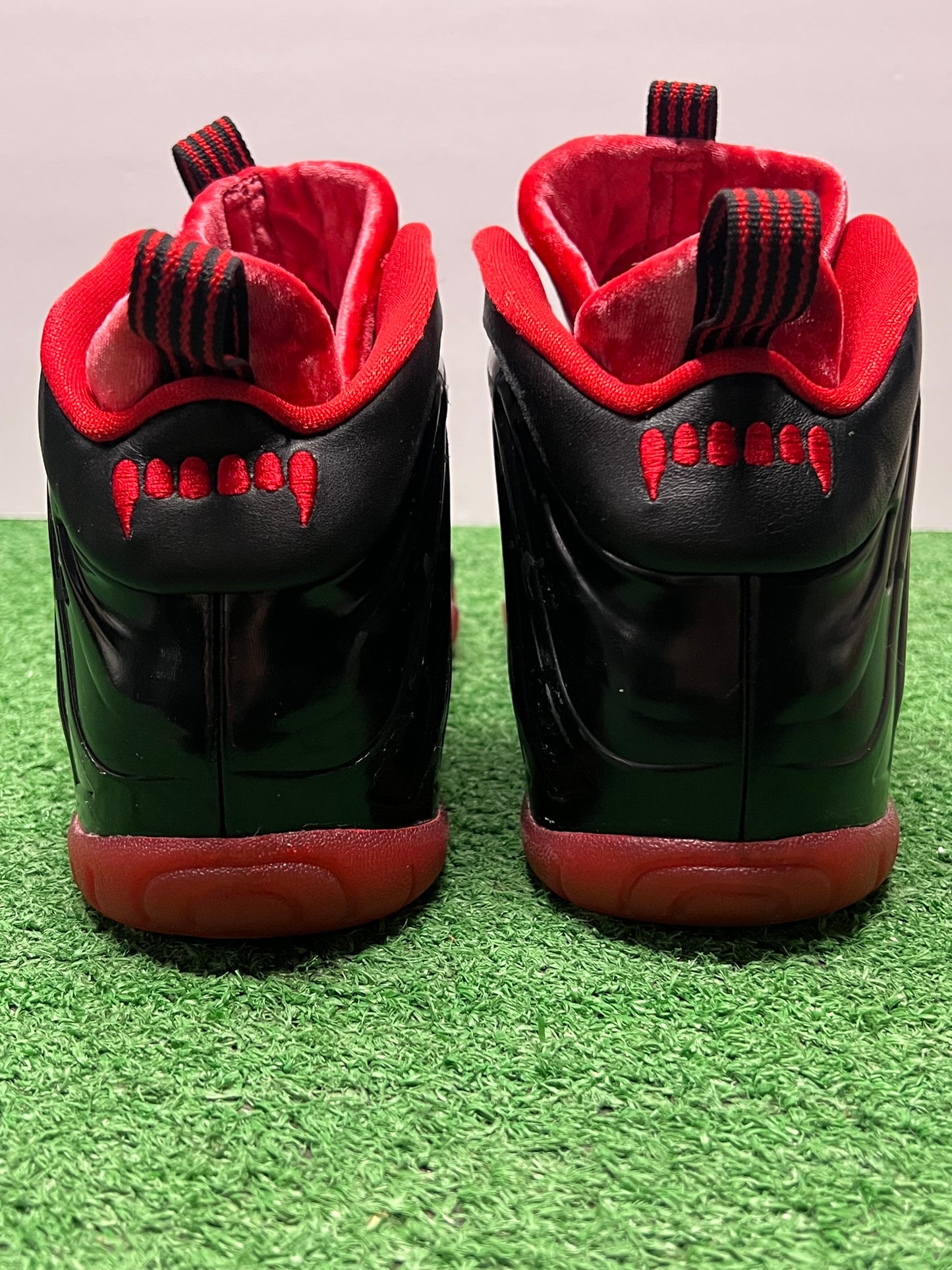 Gradeschool Nike Foamposite Dracula Size 7y