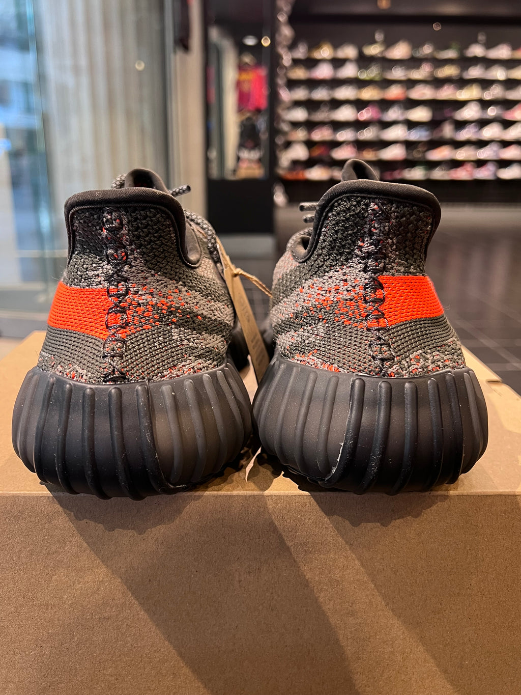 Yeezy 350v2 Carbon Beluga Size 6 Gradeschool Shoes