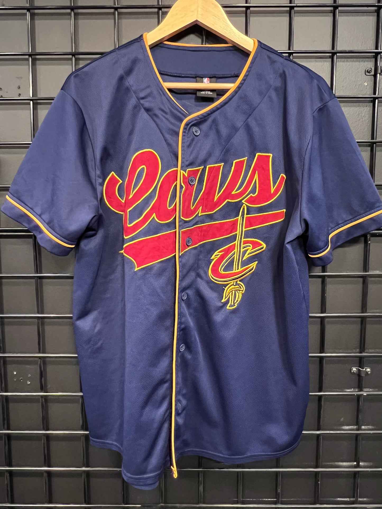 Men’s Cleveland Cavaliers Button Up Tee Size L