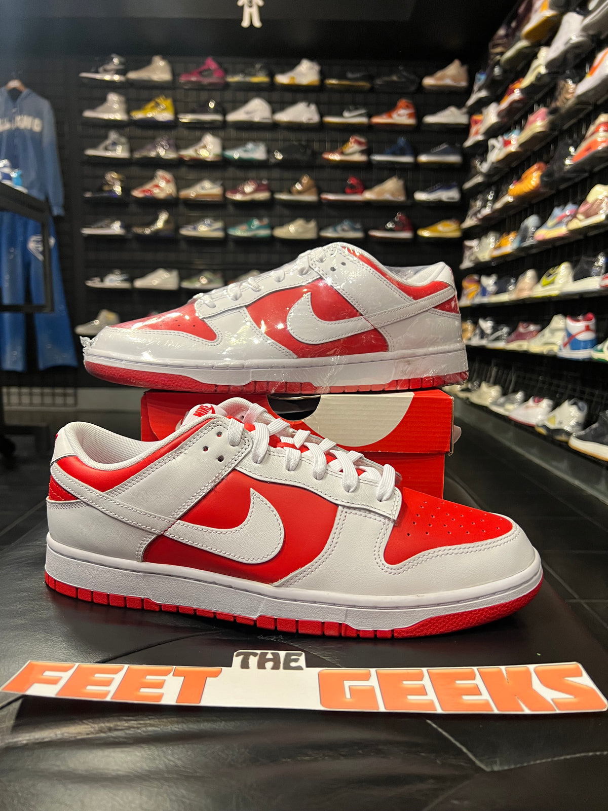 Nike dunk low championship red men display picture 3