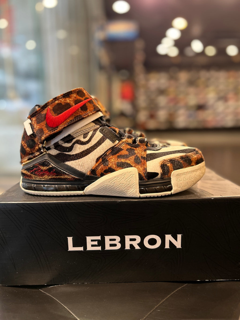Nike Zoom LeBron 2 Limited Edition Size 8.5 Men’s Shoes