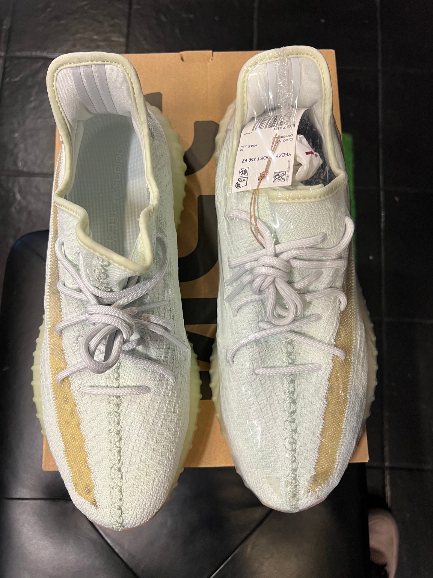 Men’s Yeezy 350v2 Hyperspace Brand New