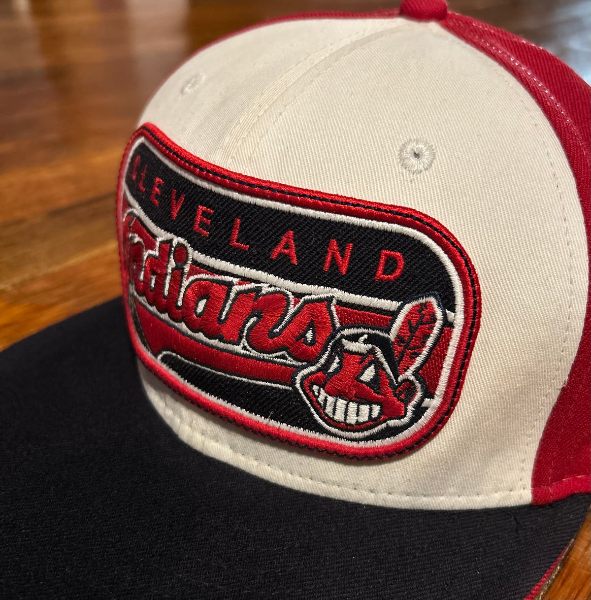 New Era 59FIFTY Cleveland Indians Retro Oval Script Pinwheel Fitted Cap White Red Black 7 5/8 60.6cm Cooperstown Collection