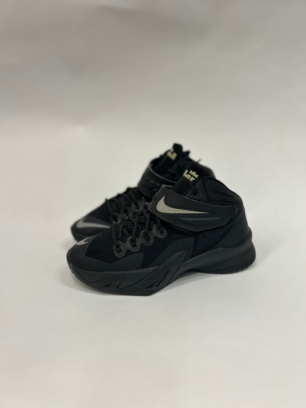 Nike Lebron Soldier 8 Size 4.5y Kids Shoes No box