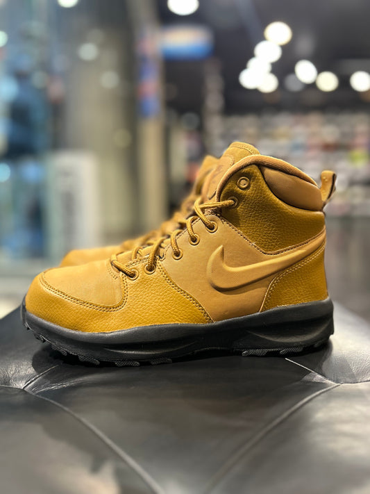 Nike Manoa Boots Size 7y