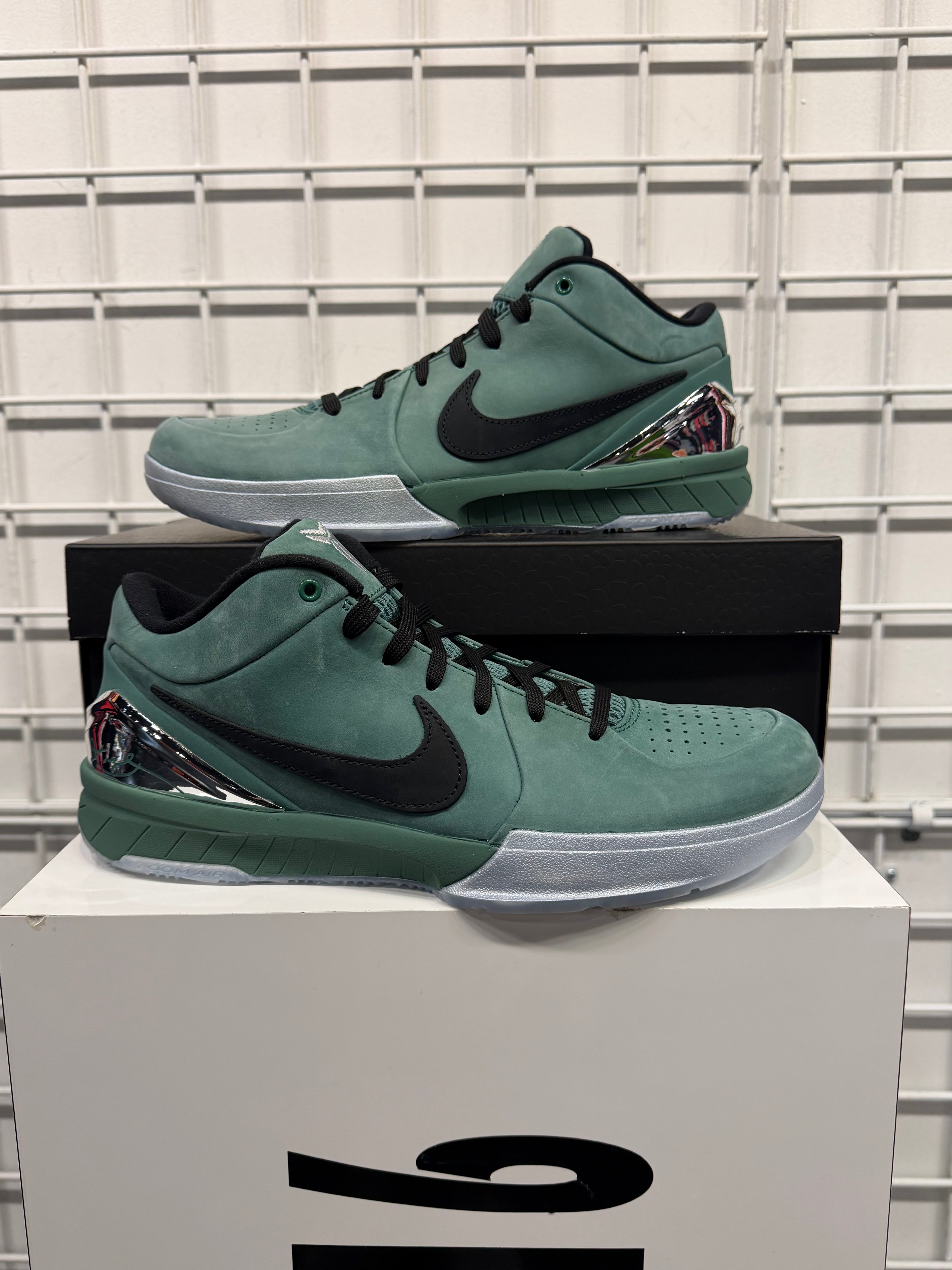 Men’s Kobe 4 Girl Dad Brand New Shoes Size 9.5