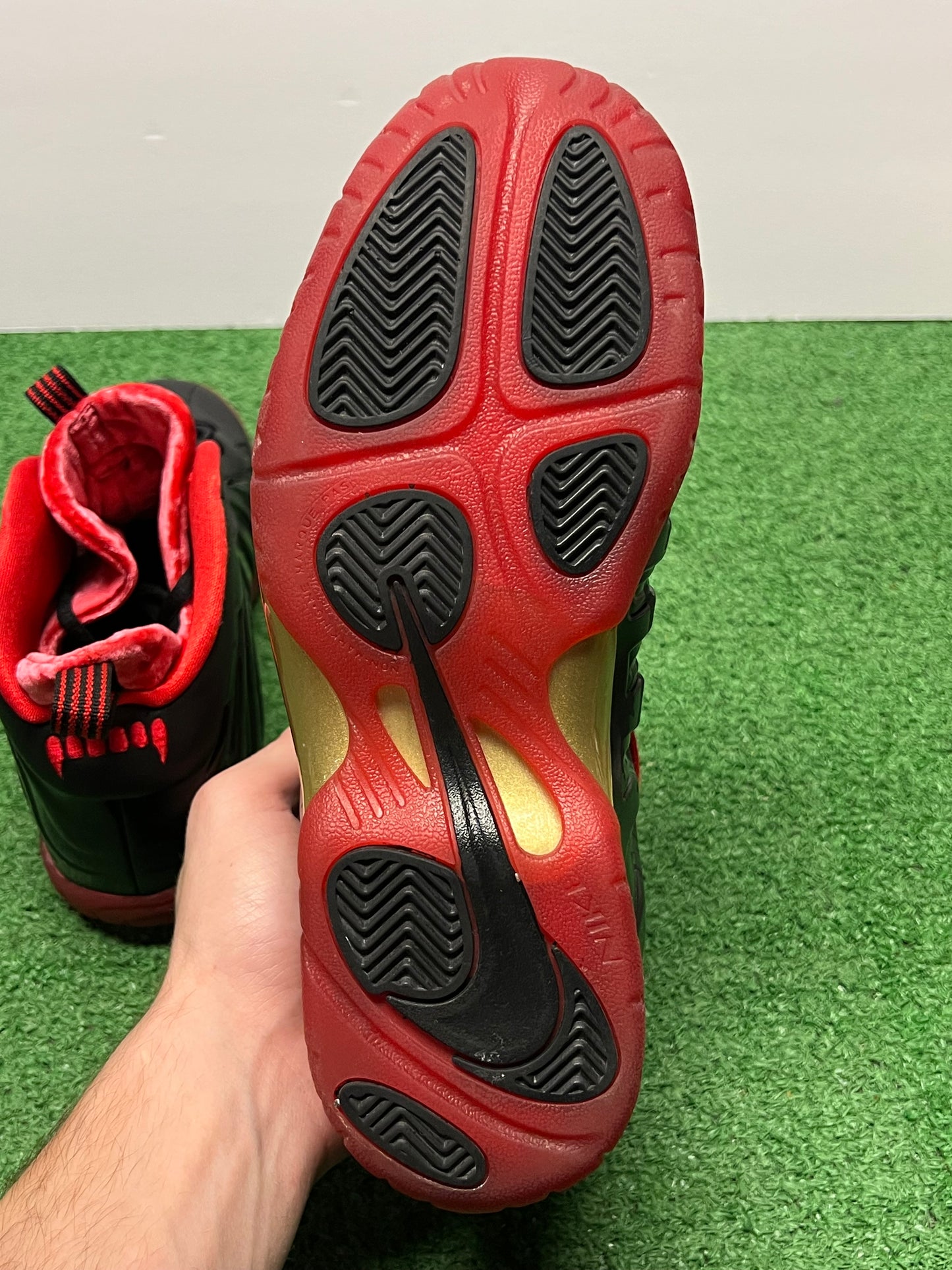 Gradeschool Nike Foamposite Dracula Size 7y