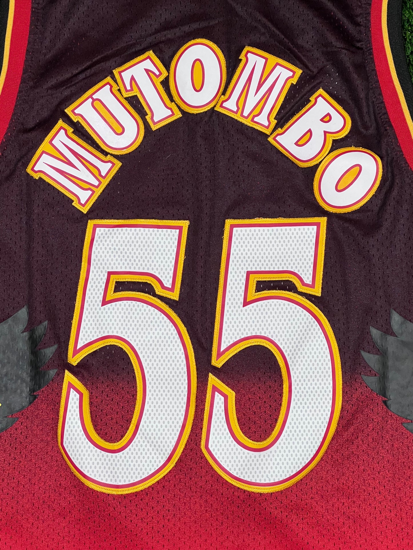 Atlanta Hawks Dikembe Mutombo Jersey Size M