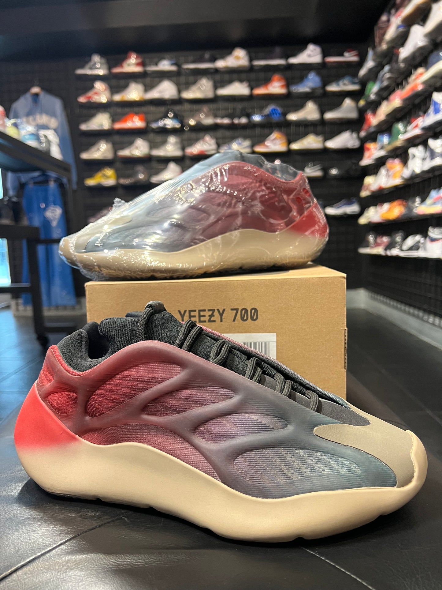 Men’s Yeezy 700 Faded Carbon Brand New