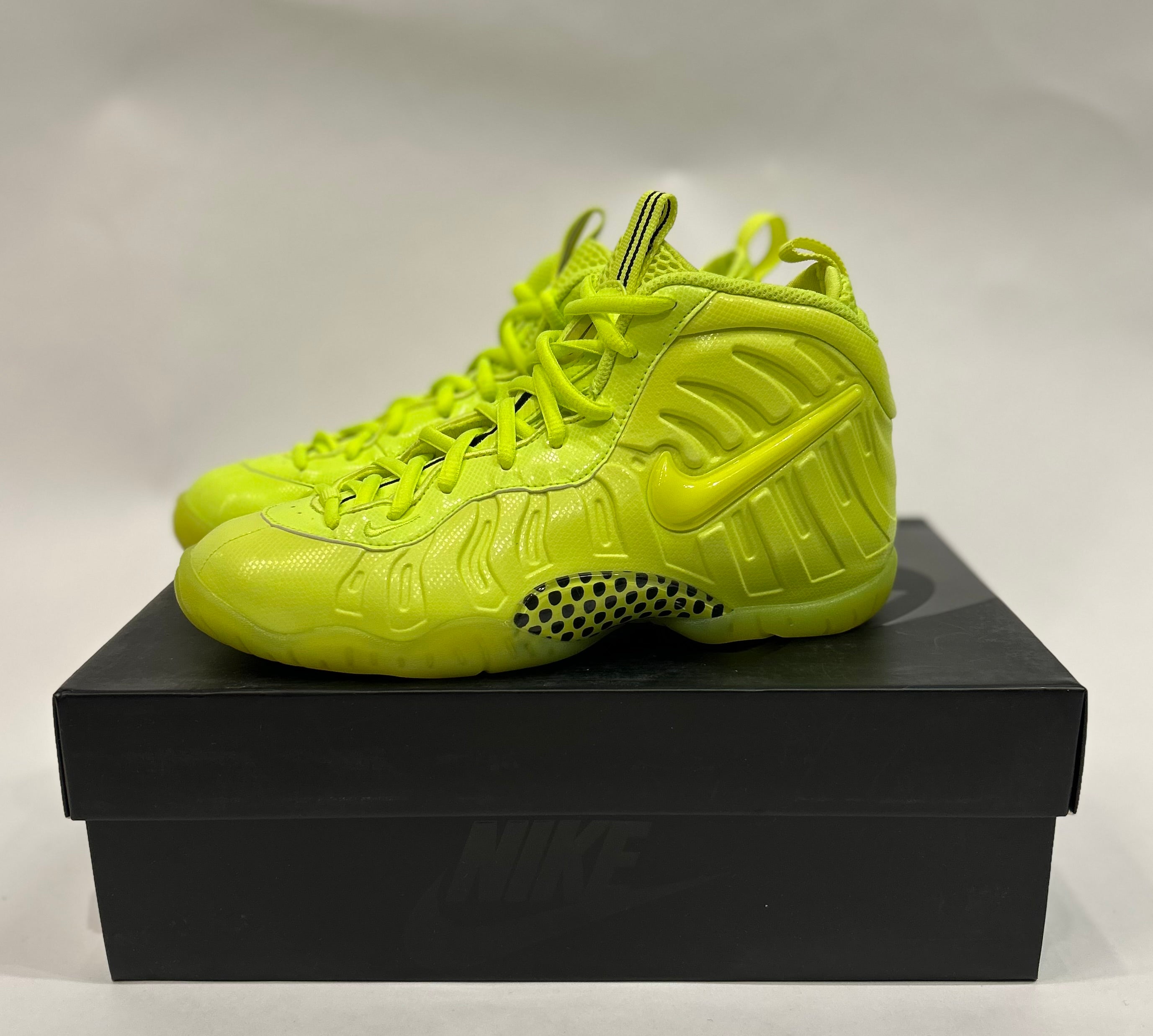 Nike Foamposite Pro Volt Size 5y Grade School Shoes