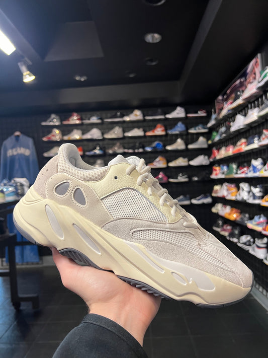 Men’s Yeezy 700 Analog Brand New