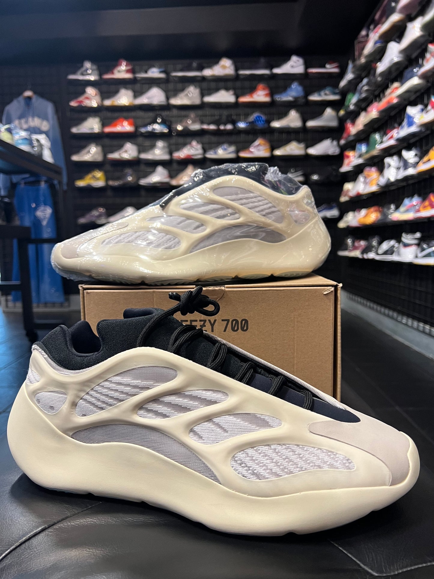 Men’s Yeezy 700 Azael Brand New