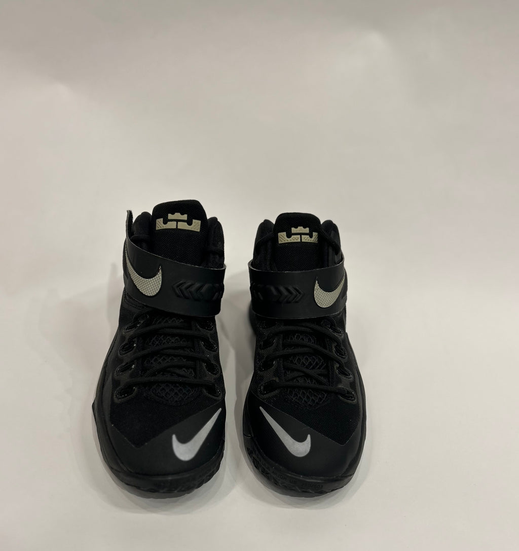 Nike Lebron Soldier 8 Size 4.5y Kids Shoes No box