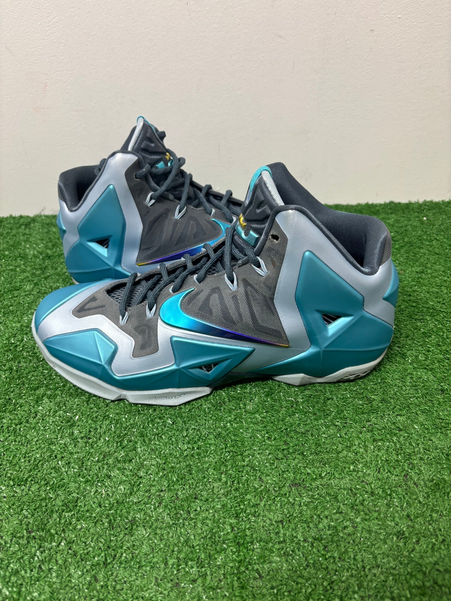 Nike LeBron 11 Gamma Size 10 Mens $160