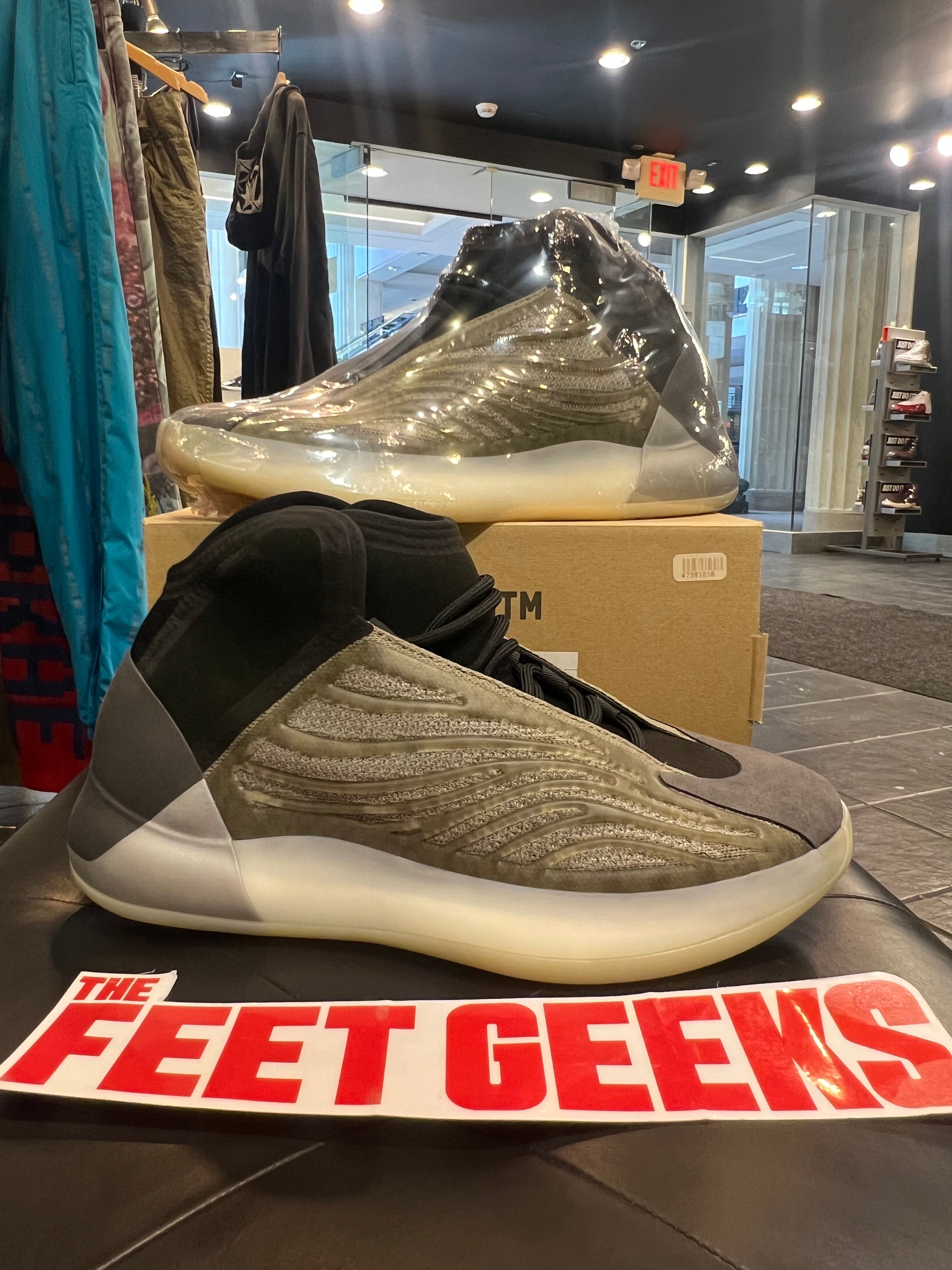 Men’s Adidas Yeezy Quantum Barium multiple sizes Shoes New
