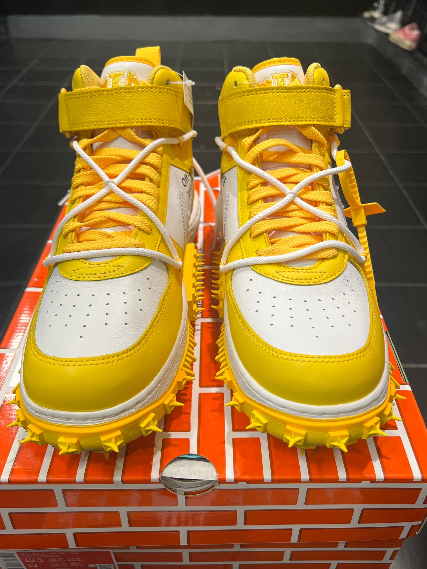 Mens Nike Air Force 1 Mid Off-White Varisty Maize Size 10.5 Shoes Brand New