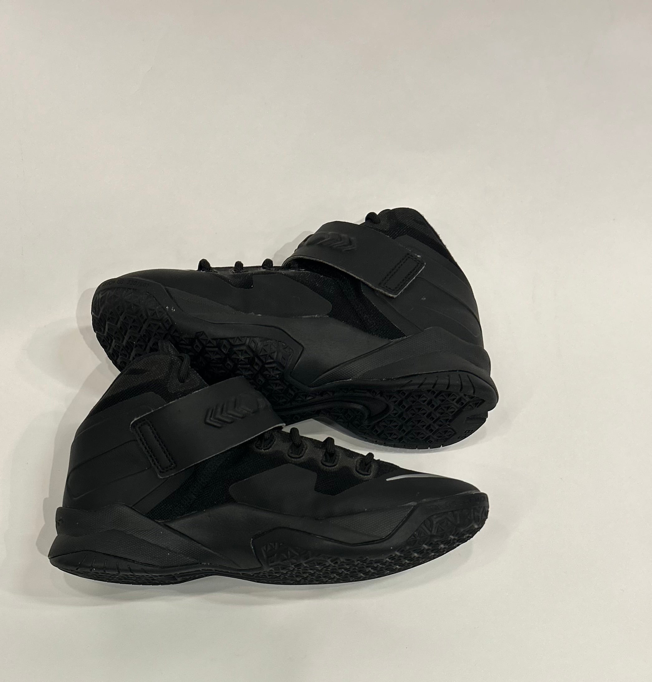 Nike Lebron Soldier 8 Size 4.5y Kids Shoes No box