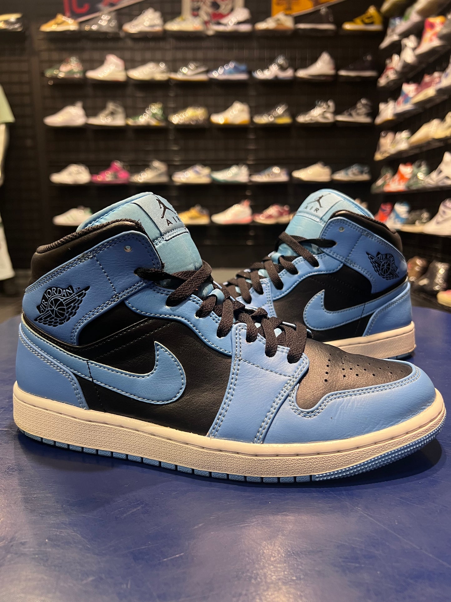 Men’s Air Jordan 1 Mid UNC Size 9