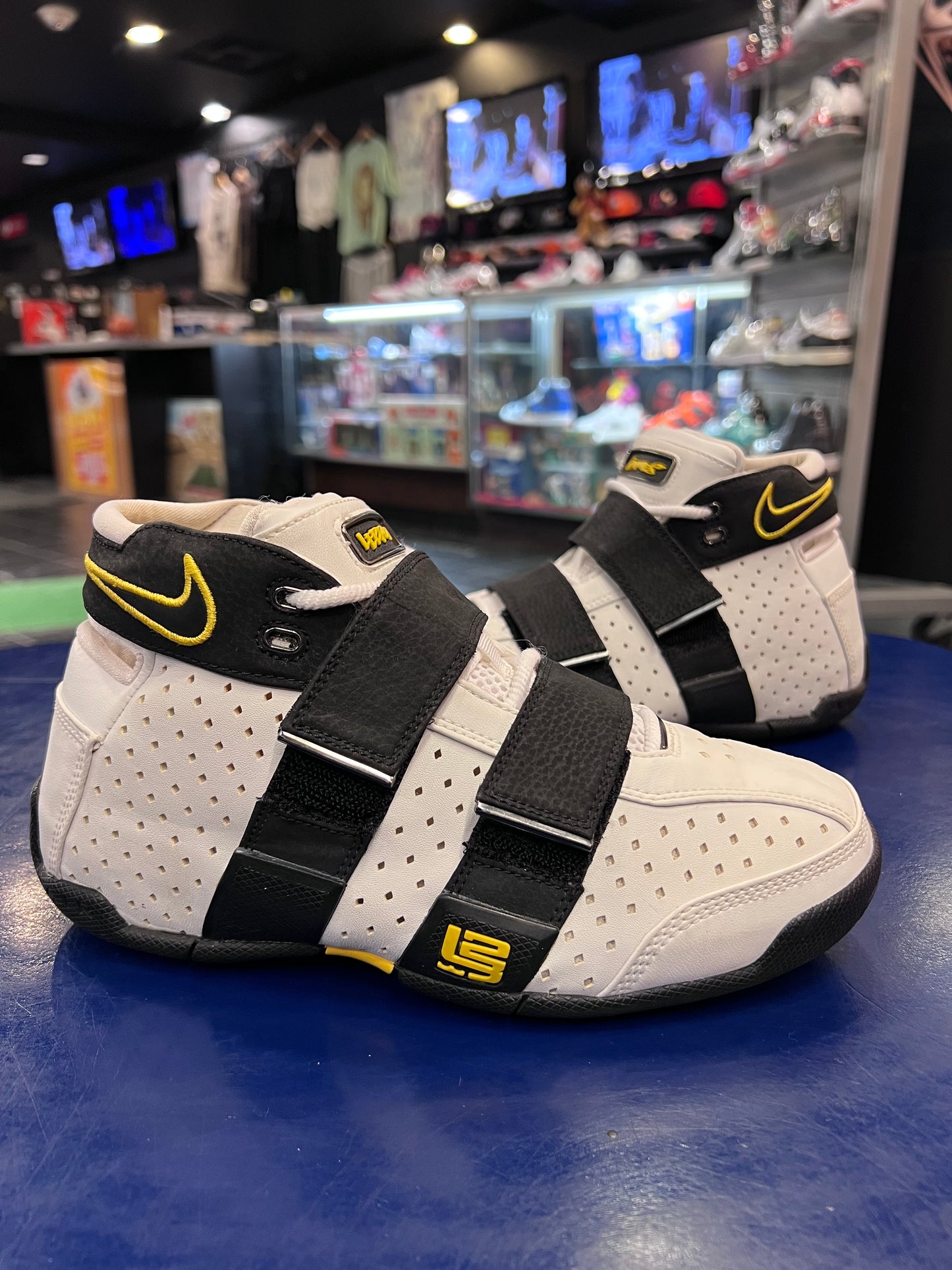 Gradeschool Nike LeBron 20-5-5 Size 4.5