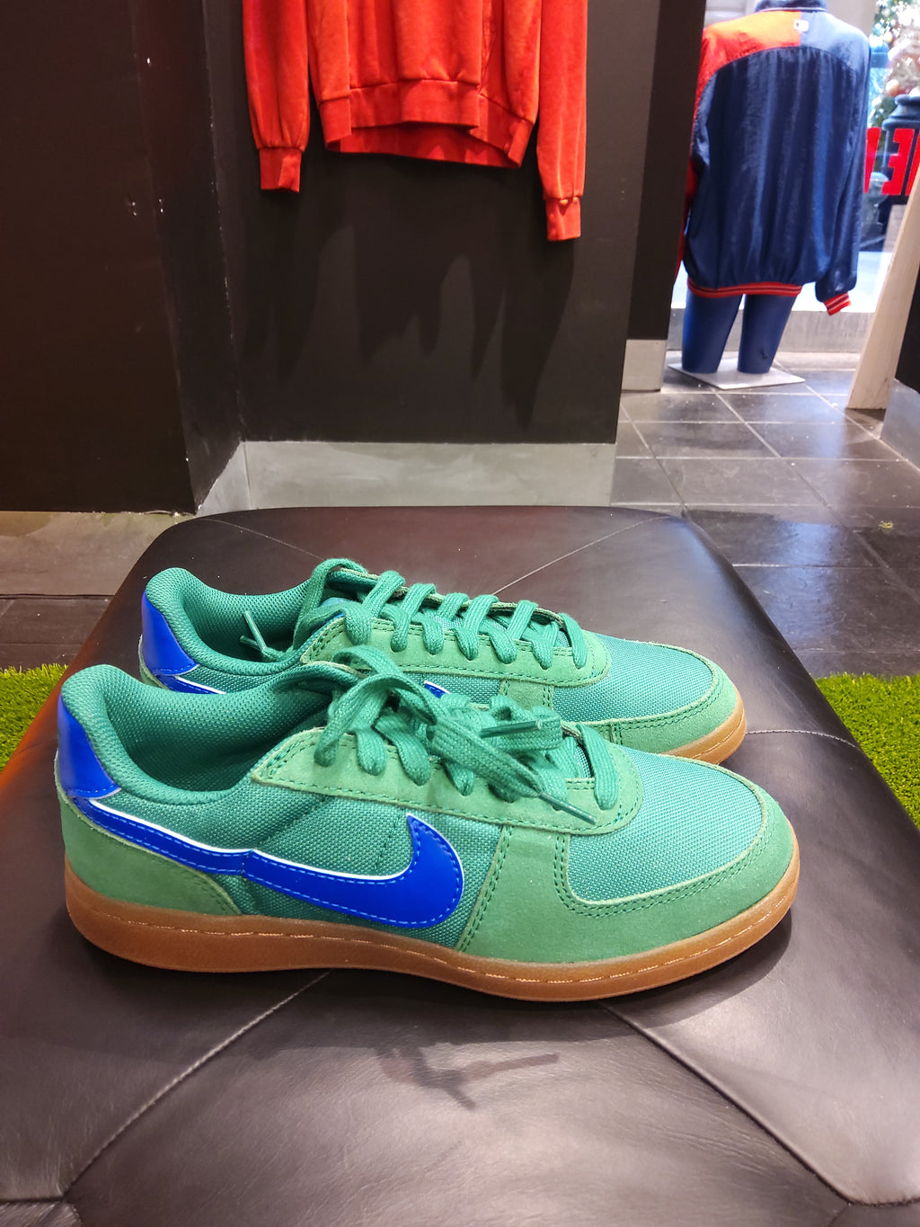Nike field general hyper royal size 6y