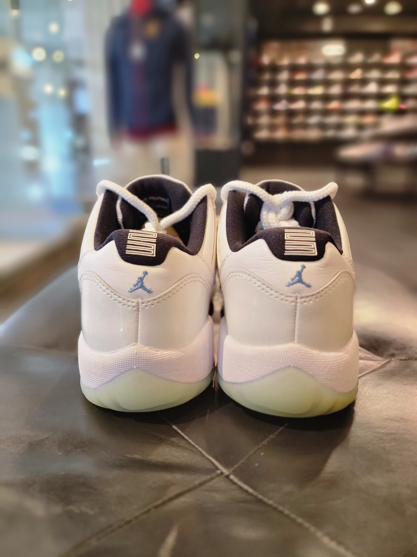 Air Jordan 11 Low Legend Blue size 7y GS