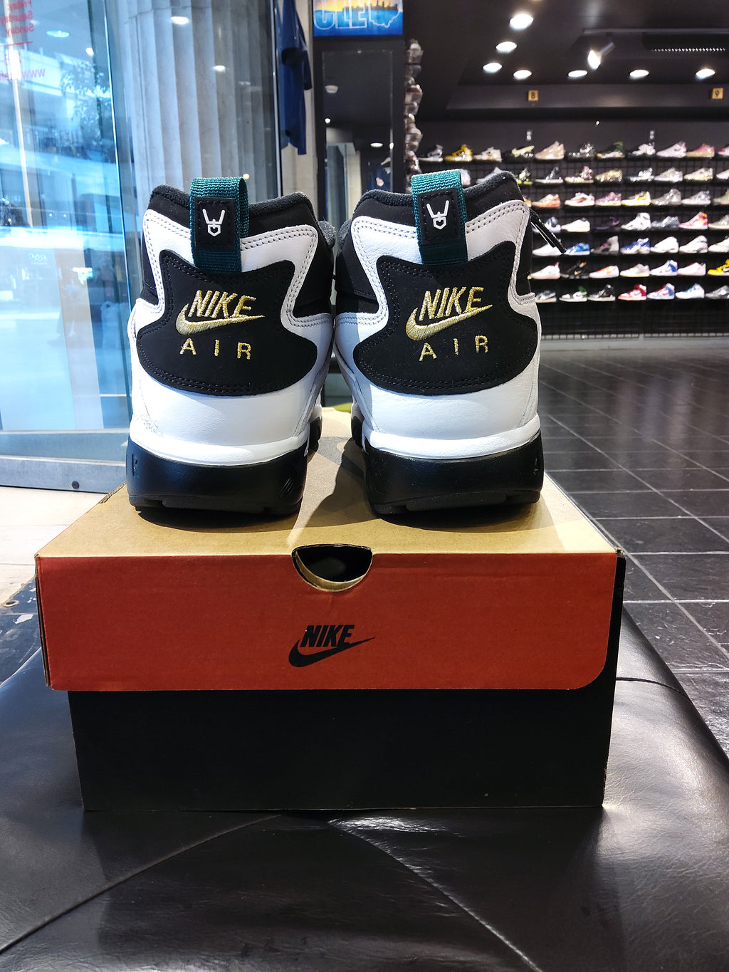 Nike Air Diamond Turf 93 Size 10.5 Men's Shoes