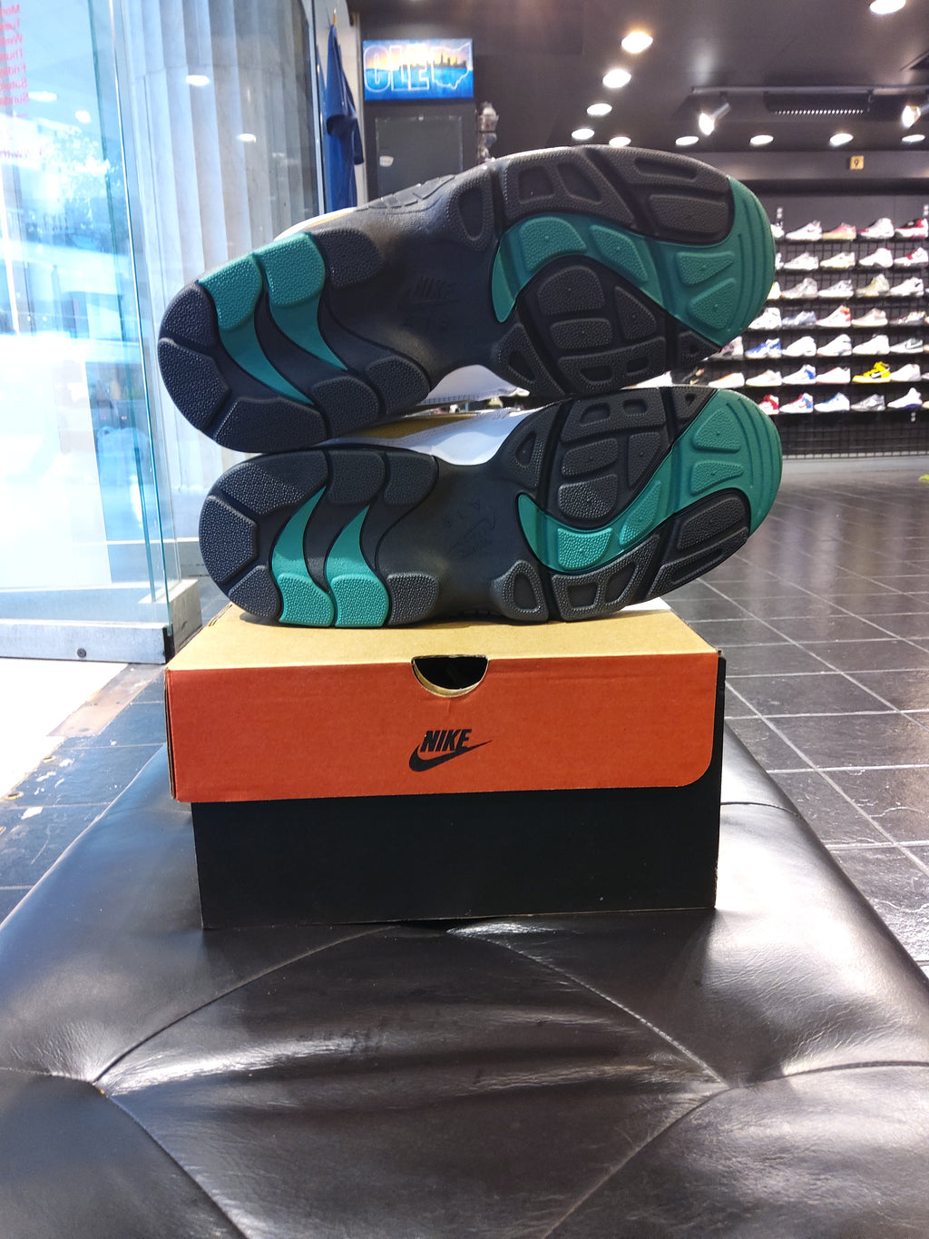 Nike Air Diamond Turf 93 Size 10.5 Men's Shoes