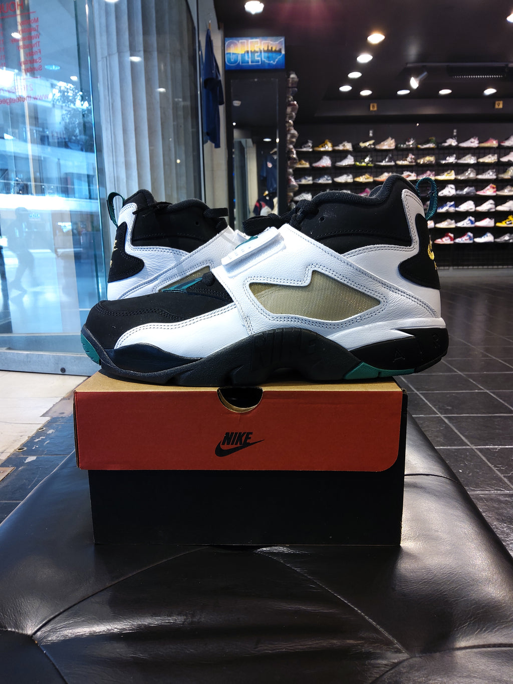 Nike Air Diamond Turf 93 Size 10.5 Men's Shoes