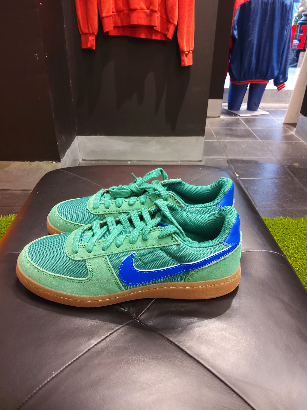 Nike field general hyper royal size 6y