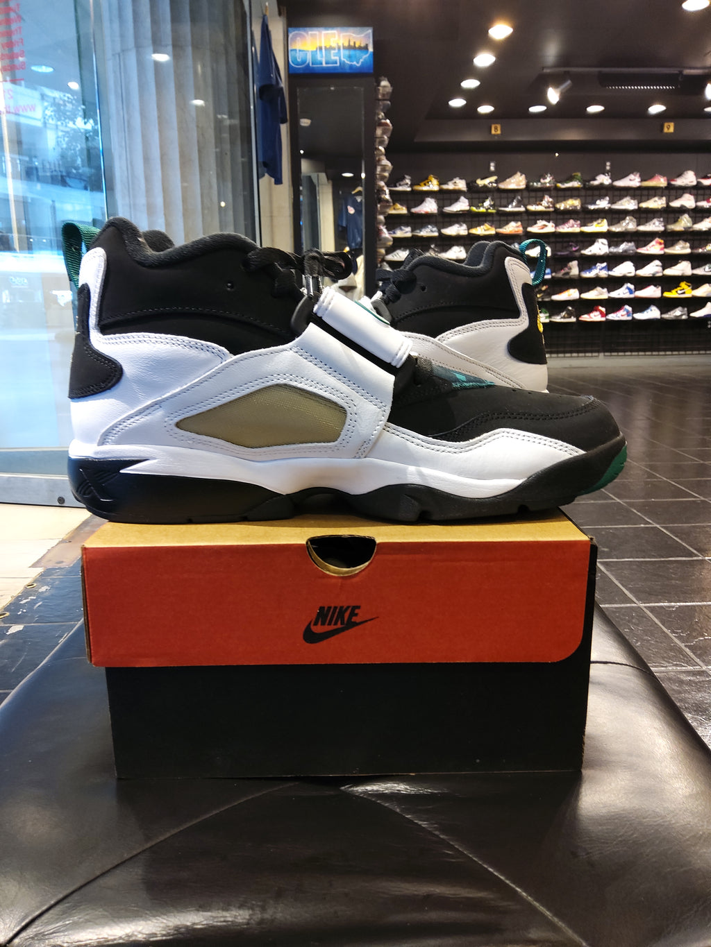 Nike Air Diamond Turf 93 Size 10.5 Men's Shoes