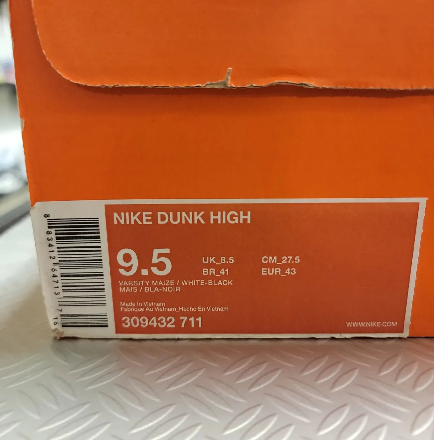 2009 Nike Dunk High Varsity Maize size 9.5 lightly used with og box